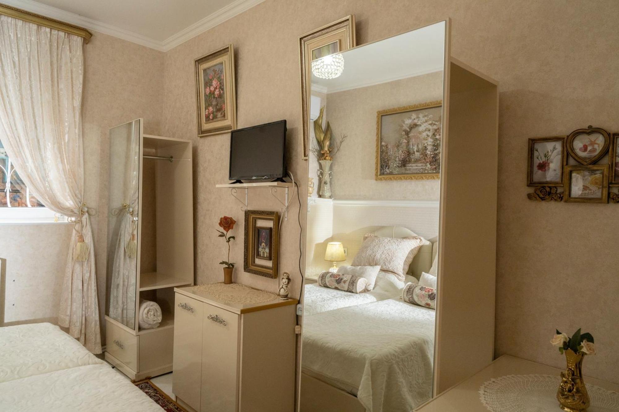 Elia Boutique Hostel & Apart-Hotel Tbilisi Buitenkant foto